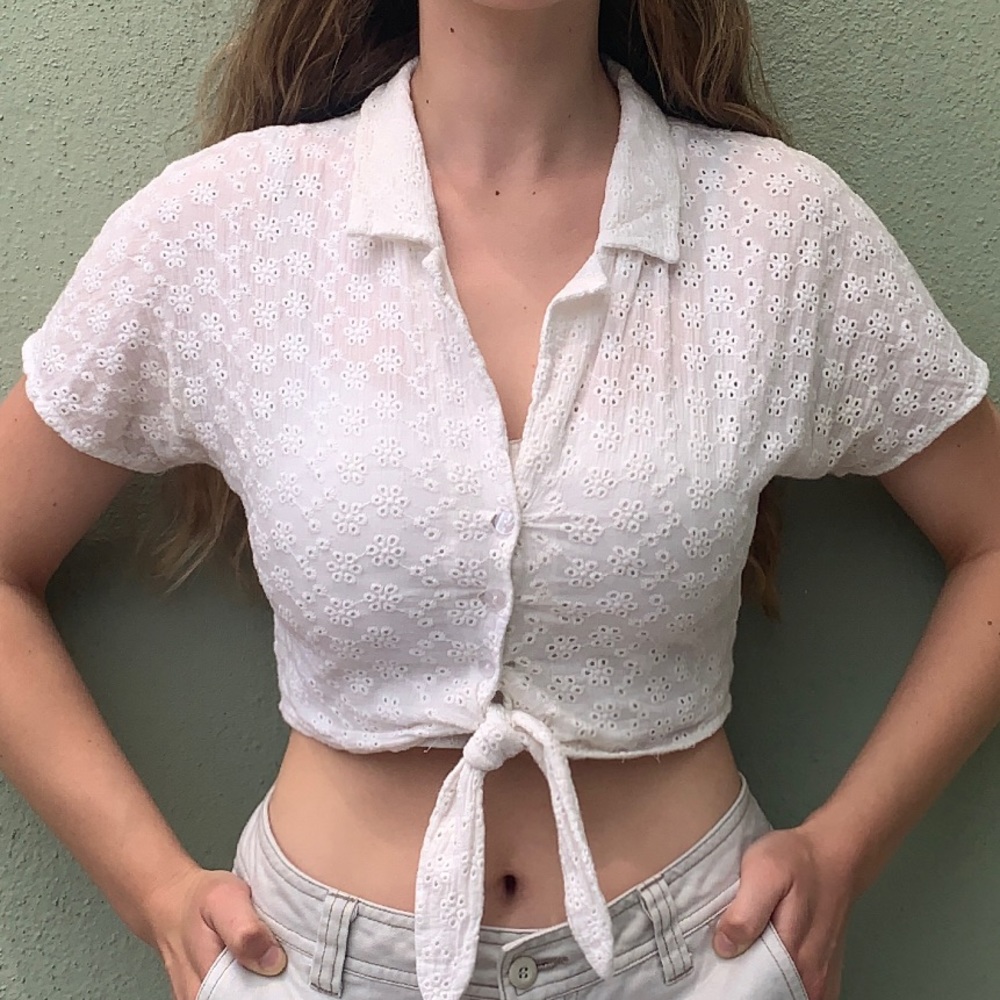 UO White “Lace” Cropped Button Up 🤍 - Picture 4 of 8